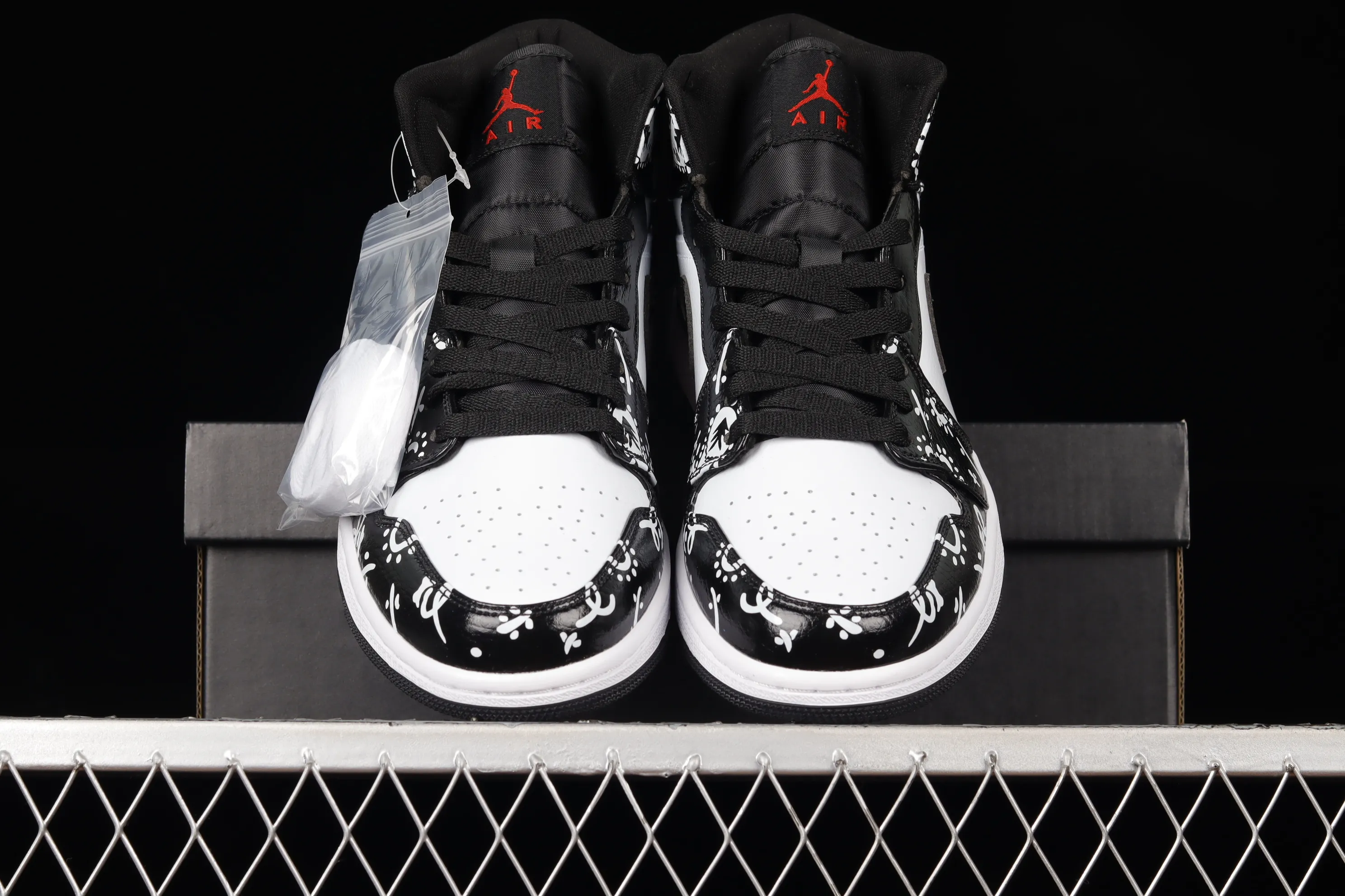 All categories Air Jordan Jordan series basketball shoes Air Jordan 1 Mid Air Jordan 1 Mid SE AJ1 Joe 1 graffiti black and white China basketball shoes 554724-075